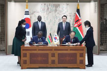 Debout, le président kényan, William Ruto, et le président de la République de Corée, Yoon Suk-yeol, lors de la signature d’un accord, à Séoul, le 23 novembre 2022. © SOUTH KOREA’S PRESIDENTIAL OFFICE/EPA/MAXPPP