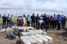 Lors de la présentation de la saisie de cocaïne, avant que le stock ne soit détruit, à Abidjan, le 27 avril 2022. Lors de la présentation de la saisie de cocaïne, avant que le stock ne soit détruit, à Abidjan, le 27 avril 2022.
© DGPN-CI