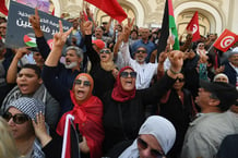 Manifestation à Tunis, le 12 mai 2024, à l’appel du Front de salut national (FSN), principale coalition d’opposition, pour demander la « libération des détenus politiques » jugés critiques à l’égard du président Kaïs Saïed. © FETHI BELAID / AFP