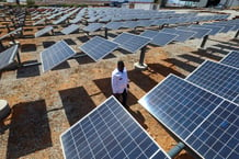 Les panneaux solaires  du site où Keren Energy a construit la première installation de production d’hydrogène vert en Afrique, à Vredendal, en Afrique du Sud. © REUTERS/Esa Alexander