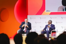 Le Français Patrick Pouyanné et le Nigérian Aliko Dangote, lors d’une conversation avec le PDG de TotalEnergies au deuxième jour de l’Africa CEO Forum à Kigali. Le 17 mai 2024. © Africa CEO Forum