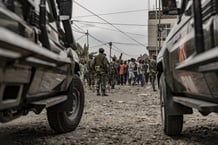 Soldats face à une foule venue manifester contre la Monusco, à Goma, le 26 juillet 2022. © MICHEL LUNANGA/AFP