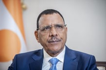 Mohamed Bazoum, président de la République du Niger, dans son bureau à Niamey, lors d’une interview accordée à Jeune Afrique, le 1er mai 2023. © Vincent FOURNIER pour JA