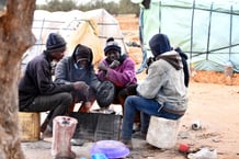 Migrants subsahariens dans un camp à Jebiniana (gouvernorat de Sfax), le 24 avril 2024. © Fethi Belaïd/AFP