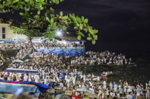 Prières à Iemanja, déesse de la mer dans le candomblé et l’umbanda, sur la plage de Rio Vermelho, près de Salvador de Bahia, au Brésil, le 2 février 2024. © Antonello VENERI/AFP