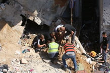 Opération de recherche et de sauvetage après un bombardement israélien sur une maison dans le camp de réfugiés de Nur Shams, à Tulkarem, en Cisjordanie, le 30 juin 2024. © Nedal Eshtayah / ANADOLU / Anadolu via AFP.