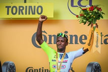 L’Erythréen Biniam Girmay Hailu d’Intermarche-Wanty, sur le podium après avoir remporté l’étape 3 du Tour de France, de Plaisance à Turin en Italie, le lundi 1er juillet 2024. © Shutterstock/SIPA