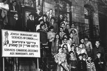 Enfants juifs d’Afrique du Nord posant devant le Service canadien d’assistance aux immigrants juifs, vers 1961. © Archives juives canadiennes Alex Dworkin. Collection Jewish Immigrant Aid Services.