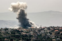 De la fumée s’échappe des feux de forêt près du village de Shebaa, dans le sud du Liban, à proximité de la frontière nord d’Israël, suite à l’abattage d’un drone par l’armée israélienne le 4 juillet 2024 © Photo RABIH DAHER / AFP