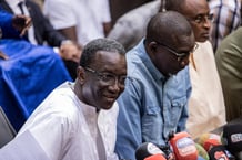 L’ancien Premier ministre du Sénégal et candidat à la présidence de la coalition Benno Bokk Yakaar (BBY) au pouvoir, Amadou Ba (à gauche), prend place lors d’une conférence de presse à Dakar, le 25 mars 2024. © JOHN WESSELS / AFP