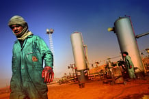 Désert du sud de l’Algérie, industrie pétrolière. © Montage JA ; Sven Torfinn/PANOS-REA