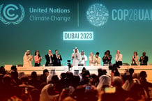 Séance plénière de clôture de la COP28, à Dubaï, aux Émirats arabes unis, le 13 décembre 2023. © Montage JA; Wang Dongzhen/CHINE NOUVELLE/SIPA