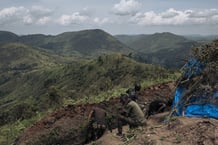 Des soldats des Forces armées de la RDC creusent des tranchées sur une position militaire de première ligne au-dessus de la ville de Kibirizi, contrôlée par la rébellion du M23, dans le Nord-Kivu (est de la RDC), le 14 mai 2024. © ALEXIS HUGUET / AFP