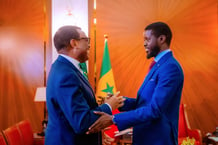 Le président de la BAD, Akinwumi Adesina (g.), est venu féliciter le président fraîchement élu du Sénégal, Bassirou Diomaye Faye (d.), le 3 mai 2024. © X Akinwumi A. Adesina