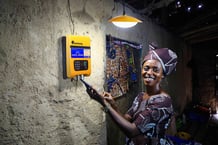 Easy Solar s’associe à Carbon Clear pour émettre les premiers crédits carbone de ce type pour les installations solaires en Sierra Leone. © Easy Solar