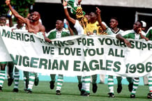 L’équipe du Nigeria célèbre sa victoire sur l’Argentine en finale des Jeux olympiques d’Atlanta (États-Unis), le 3 août 1996. © Action Images/Reuters
