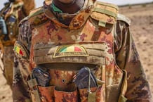 Insigne des FAMa (Forces Armees Maliennes) sur le bouclier pare-balles d’un soldat malien appartenant à la force conjointe du G5 Sahel, stationnée à Boulikessi. © FREDERIC PETRY/Hans Lucas via AFP