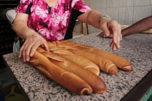 Du pain subventionné en vente dans une boulangerie du quartier Halfaouine de Tunis, le 19 août 2023 © HASNA/AFP