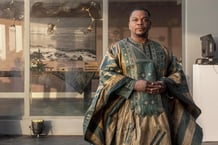 Le peintre américain Kehinde Wiley lors de l’inauguration de sa résidence d’artistes, Black Rock, à Dakar, le 26 mai 2019. © Annika Hammerschlag/Redux -REA