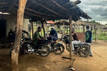 À Kafolo, le garage de Filniotré Kambiré accueille un apprenti mécanicien pendant six mois. © Florence Richard pour JA