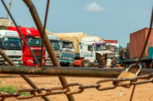 Des camions sont garés sur un parking au bord de la route près de la ville frontalière de Malanville, au Bénin, le 16 août 2023 © DIDIER ASSOGBA/EPA/MAXPPP