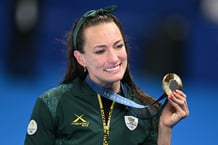 La Sud-Africaine Tatjana Smith savoure sa médaille d’or © Jonathan NACKSTRAND/AFP