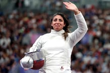 L’escrimeuse égyptienne Nada Hafez salue le public aux Jeux olympiques de Paris © AL BELLO / GETTY IMAGES EUROPE / Getty Images via AFP