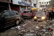 Véhicules endommagés après une frappe israélienne sur la banlieue sud de Beyrouth, au Liban, le 30 juillet 2024. © Reuters TV via REUTERS