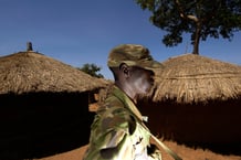 Soldat ougandais patrouillant dans le Camp de déplacés 07 Koro Te-Tegu, à Gulu (Ouganda), en février 2006. © José Cendon/AFP