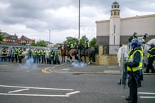 La police défend une mosquée à Sunderland, en Angleterre, alors que des militants d’extrême droite organisent une manifestation « Enough is Enough », le 02 août 2024. © Ian Forsyth/Getty Images via AFP