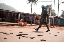 Un soldat de la Mission multidimensionnelle intégrée des Nations unies pour la stabilisation en République centrafricaine (Minusca) patrouille à PK12, à 12 kilomètres du centre-ville de Bangui, le 13 janvier 2021. © A United Nations Multidimensional Integrated Stabilization Mission in the Central African Republic (MINUSCA) soldier patrols in PK12, in front of a bar where it says « Ambiance of PK12 », in front of heavy weapon casings, 12 kilometres from downtown Bangui, on January 13, 2021 where fighting raged against the rebels of the Coalition of Patriots for Change (CPC) and loyalist forces. Rebel forces in the Central African Republic on January 13, 2021 launched two attacks close to the capital Bangui that were swiftly repelled, Central African Republic Interior Minister Henri Wanzet Linguissara said. 
(Photo by FLORENT VERGNES / AFP)