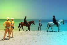 La police surveille les plages de Sousse, en Tunisie. © Montage JA; Chris McGrath / GETTY IMAGES/AFP