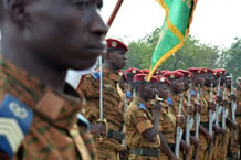 Des soldats burkinabè lors d’une cérémonie funéraire à Ouagadougou, le 18 octobre 2016, après la mort de quatre soldats dans le nord du pays. © Ahmed OUOBA/AFP