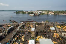 Le port de Banana, à l’embouchure du fleuve Congo, à l’extrême ouest de la RDC, où transite l’essentiel du trafic de carburant provenant de l’Angola voisin. © Gwenn Dubourthoumieu pour JA