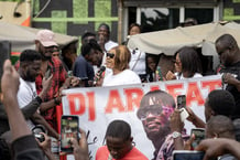 Tina Glamour, mère de DJ Arafat, avec les « chinois », les fans de l’artiste, le 12 août 2024 à Abidjan. © Luc Kouass pour JA