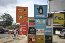 Publicités Orange Money et Wave aux Deux plateaux à Abidjan le 20 janvier 2023. © Issouf SANOGO / AFP