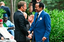 Le président français, Emmanuel Macron, et son homologue camerounais, Paul Biya, au 80e anniversaire du débarquement de Provence, le 15 août 2024, à Boulouris-sur-Mer, dans le sud de la France. © Christophe SIMON / POOL / AFP