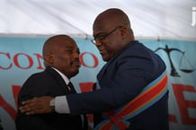 Joseph Kabila (g.) et Félix Tshisekedi lors de l’investiture de ce dernier pour son premier mandat, le 24 janvier 2019 à Kinshasa (archives). © Photo by TONY KARUMBA / AFP