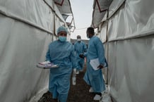 Des membres du personnel de santé au sein du centre de traitement Mpox de l’hôpital général de référence de Nyiragongo, au nord de Goma, le 17 août 2024. © GUERCHOM NDEBO/AFP