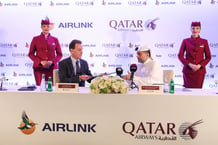 Badr Mohammed Al Meer, directeur général de Qatar Airways, et Rodger Foster, directeur général d’Airlink, s’adressent aux médias lors d’une cérémonie de signature, à Doha, Qatar, le 20 août 2024 © Qatar Airways