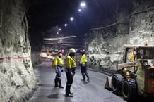 Mineurs travaillant pour la société Gold Fields, dans le gisement de South Deep, au sud-ouest de Johannesburg, en Afrique du Sud, le 12 octobre 2022. © REUTERS/Siphiwe Sibeko