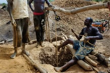 Un orpailleur remonte des seaux de sable du fond d’un puits, sur le site de Gadadinguessou, au Sénégal, le 12 avril 2017. © Raphael Fournier/Divergence