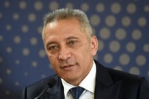 Moulay Hafid Elalamy assiste à l’inauguration d’une ligne d’assemblage de voitures à l’usine PSA de Kénitra, le 21 juin 2019, dans le cadre de ses fonctions de ministre marocain de l’Industrie et de l’Économie. © FADEL SENNA / AFP