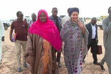 Amina Mohammed (à dr.), vice-secrétaire générale de l’ONU, et Fatimé Boukar Kossei (à g.), ministre tchadienne de l’Action sociale, de la Solidarité nationale et des Affaires humanitaires, à Adré, le 30 août 2024. © AFPTV / AFP