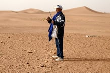 Un chasseur de météorites dans le désert de la province marocaine de Zagora. © FADEL SENNA/AFP