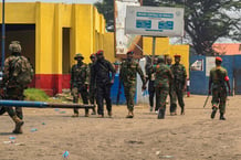 Des militaires congolais devant l’entrée de la prison centrale de Makala, à Kinshasa, le 3 septembre 2024. © Hardy BOPE / AFP