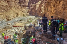 Des membres des Forces auxiliaires et de la Protection civile du Maroc fouillent les décombres à la recherche de personnes disparues dans une zone dévastée par les inondations à Tamanart, dans la province de Tata, le 9 septembre 2024. © M’hand OUBARKA / AFP