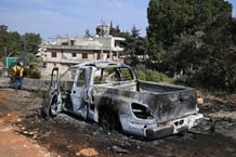 Des Syriens inspectent les dégâts au lendemain de frappes israéliennes à proximité de Masyaf, dans le centre de la Syrie, le 9 septembre 2024. © Photo by LOUAI BESHARA / AFP