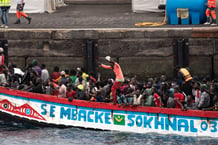 Un groupe de 242 africains migrant à bord d’un bateau © ANTONIO SEMPERE/AFP