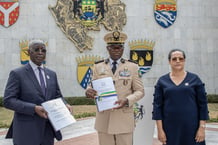 Le Premier ministre, Raymond Ndong Sima, et Murielle Minkoué-Mintsa, ministre de la Réforme des Institutions, ont remis au président Oligui Nguema le projet de Constitution le 31 août 2024. © Présidence de la République gabonaise